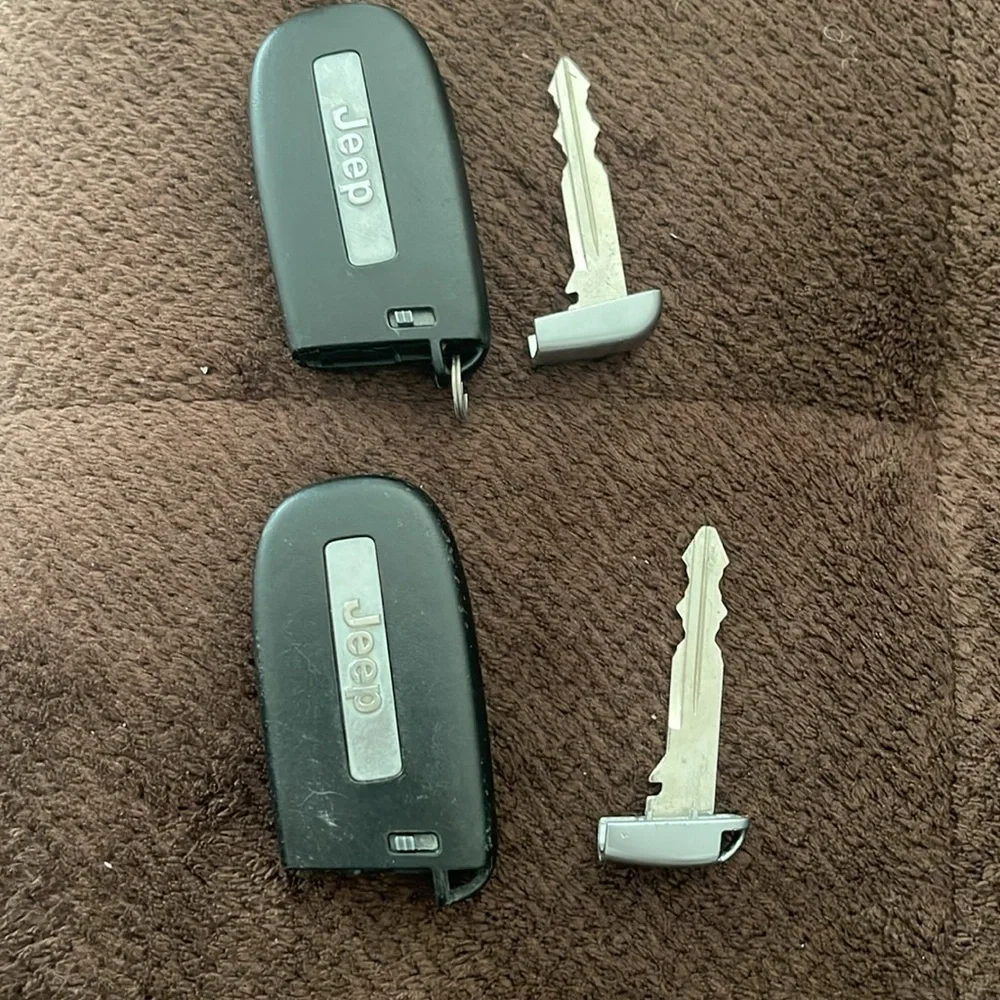 Jeep Grand Cherokee key fob - Picture 2 of 4